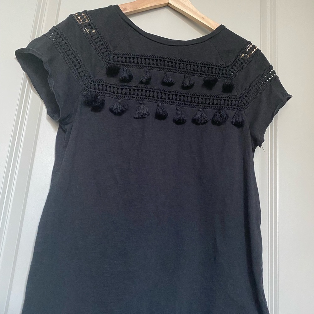 LOFT Women’s Tee w/ Cutout Design and Tassels | Size Medium | Black